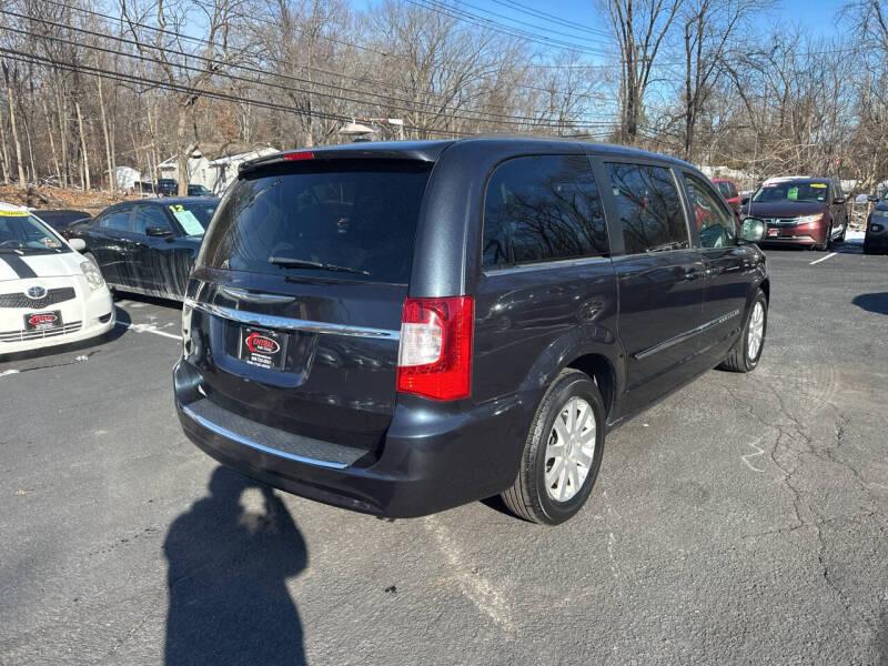 2013 Chrysler Town & Country Touring photo 5