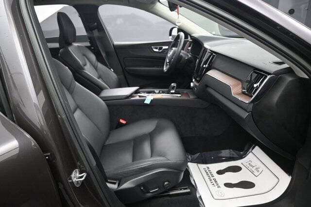 2023 Volvo XC60 B5 Plus Dark Theme