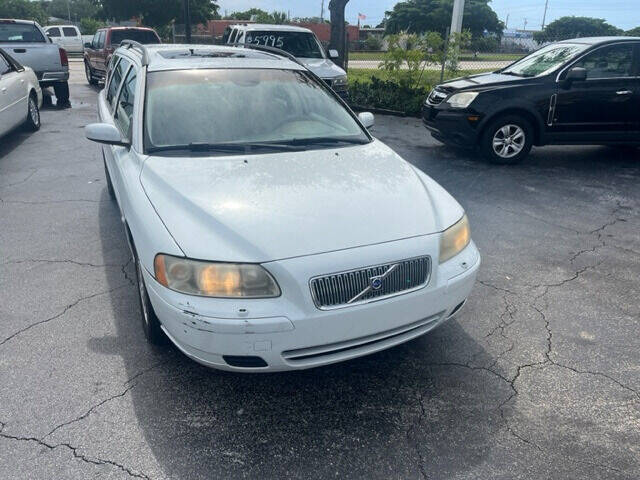 2005 VOLVO V70 Wagon - $3,495