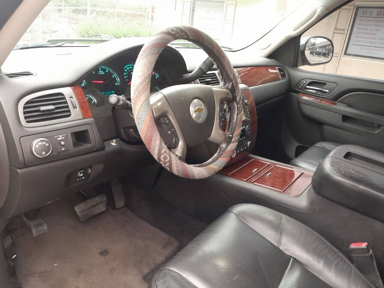 2011 Chevrolet Suburban SUV - $7,950