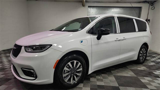 2024 Chrysler Pacifica Plug-In Hybrid Select