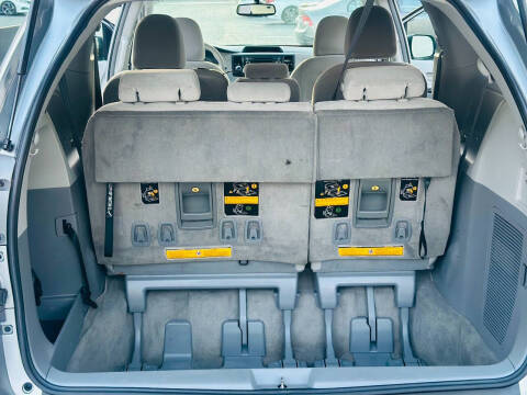 2011 Toyota Sienna LE 8-Passenger