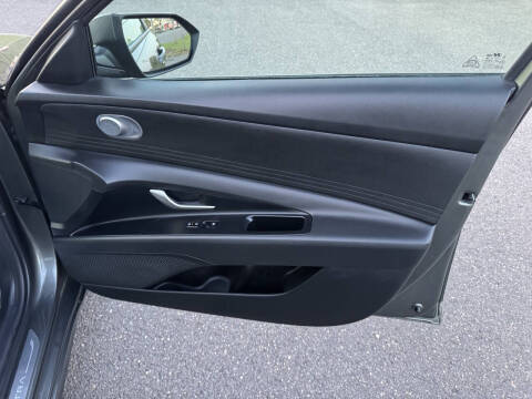 2025 Hyundai Elantra SE