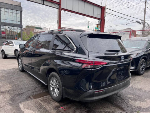 2022 Toyota Sienna LE 8-Passenger