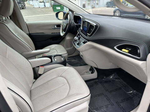 2017 Chrysler Pacifica Hybrid Platinum