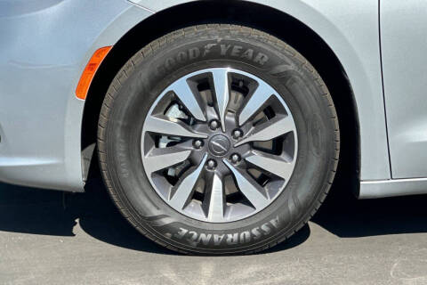 2024 Chrysler Pacifica Plug-In Hybrid Select