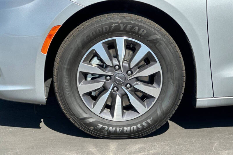 2024 Chrysler Pacifica Plug-In Hybrid Select