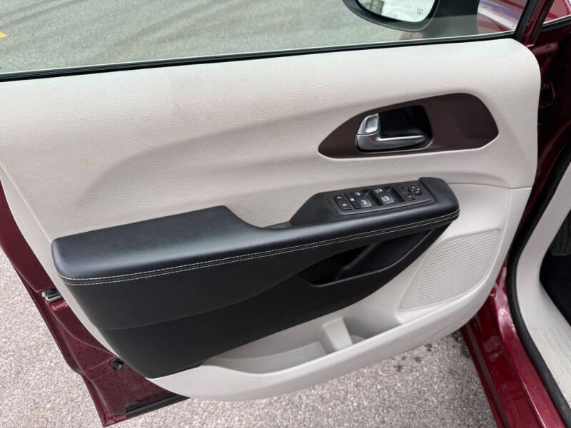 2022 Chrysler Voyager LX
