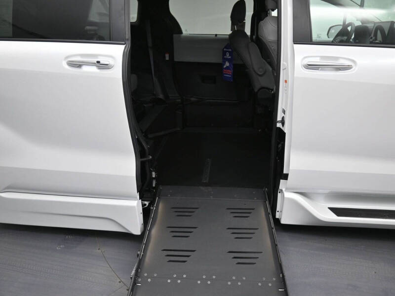 2025 Toyota Sienna XLE 7-Passenger