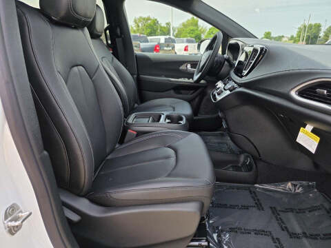 2027 Chrysler Pacifica Select