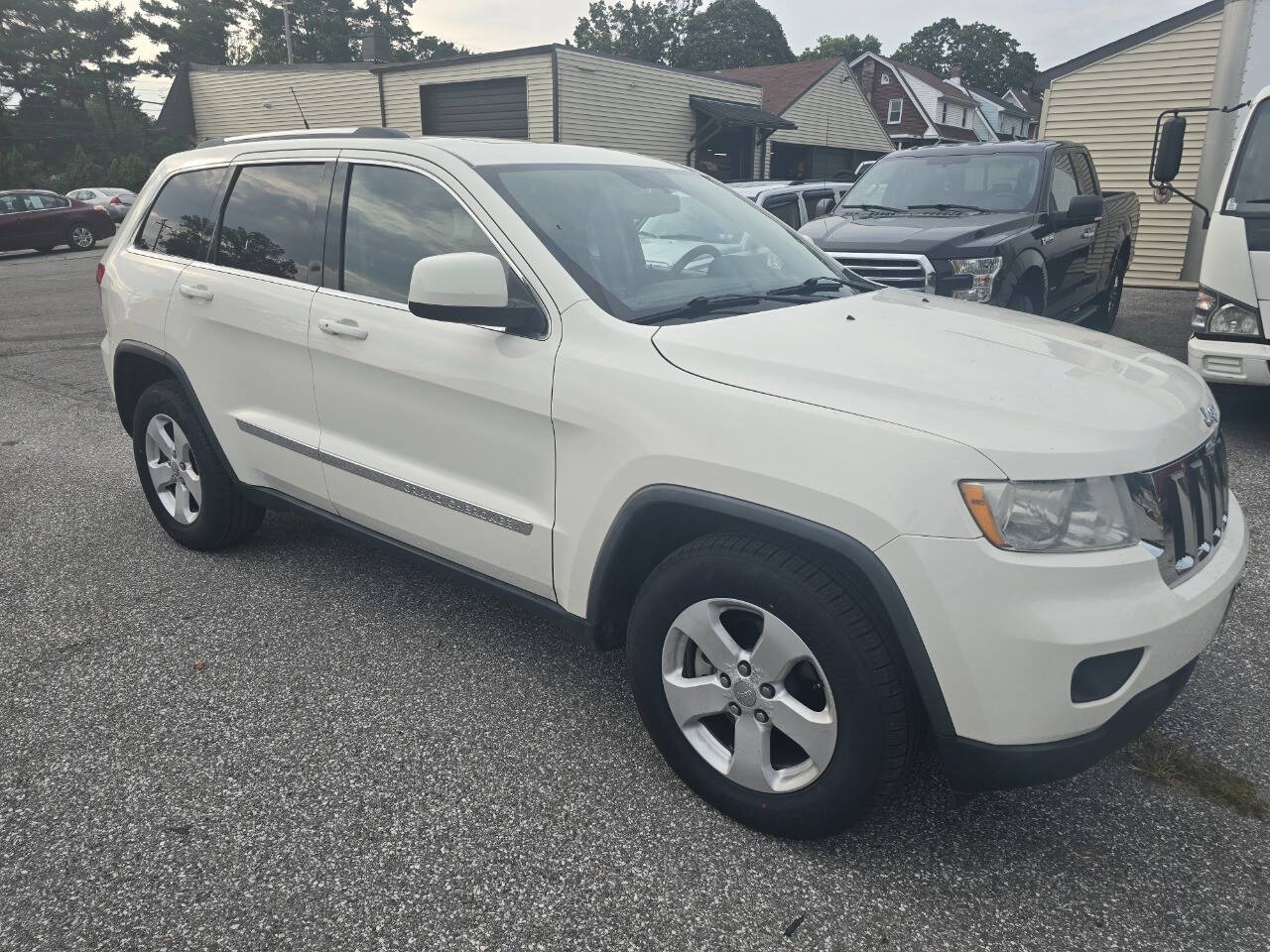 2011 Jeep Grand Cherokee for sale at QUEENSGATE AUTO SALES in York, PA