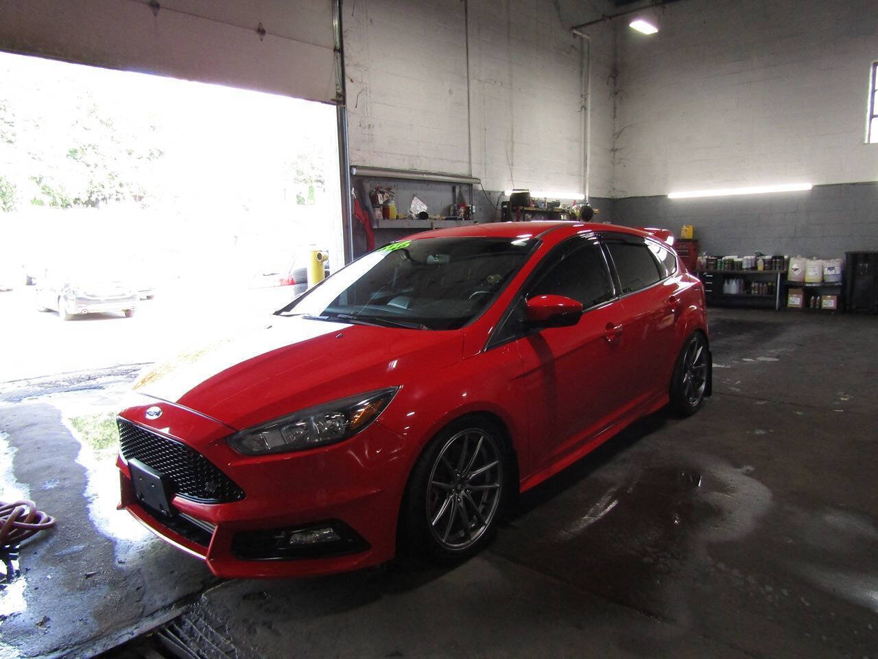 Race Red 2017 Ford Focus Hatchback Front-Wheel Drive 6-Speed Manual