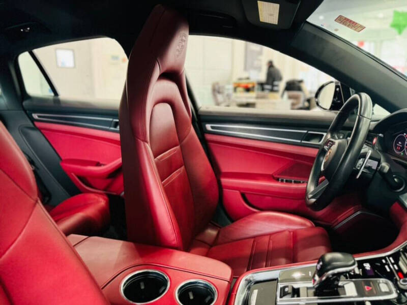 2022 Porsche Panamera 4 Platinum Edition