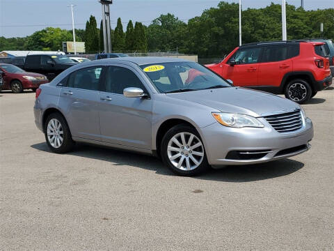 2013 Chrysler 200 for sale at Betten Baker Preowned Center in Twin Lake MI
