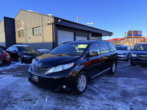 2013 Toyota Sienna XLE 8-Passenger