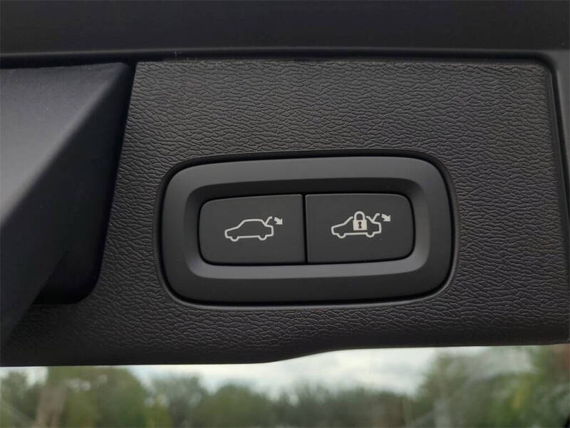 2025 Volvo XC60 T8 Core Dark Theme