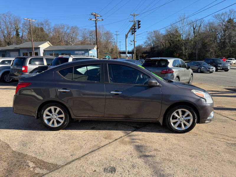 2015 Nissan Versa SL's photo