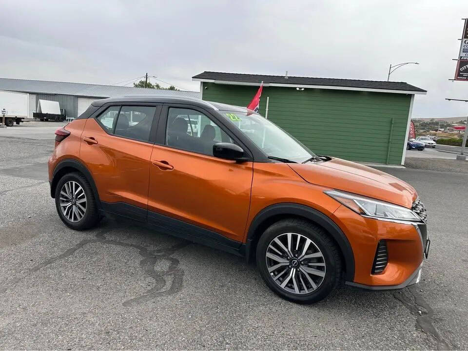 Orange 2022 Nissan Kicks SV SV 4dr Crossover 2