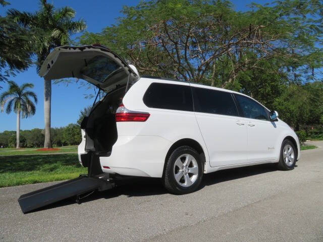 2016 Toyota Sienna LE Mobility 7-Passenger