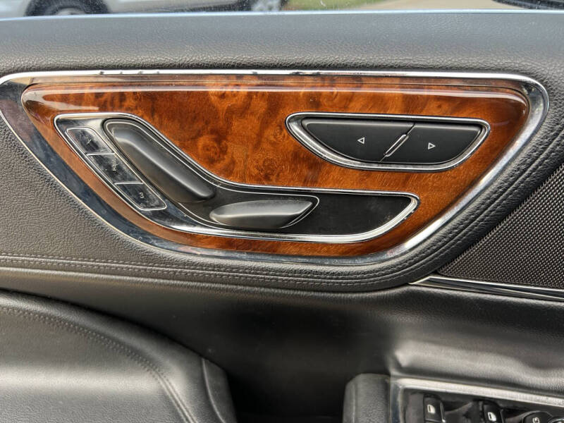 2017 Lincoln Continental Premiere