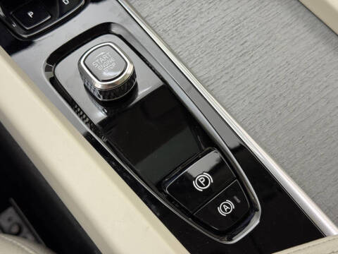 2023 Volvo XC60 B5 Plus Dark Theme