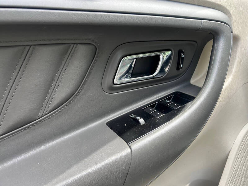2011 Ford Taurus SE