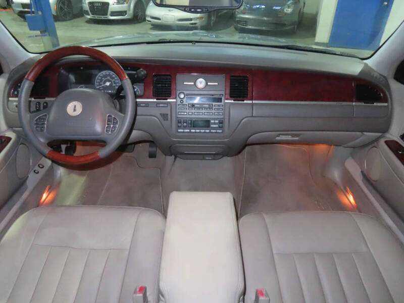 2003 Lincoln Town Car Signature