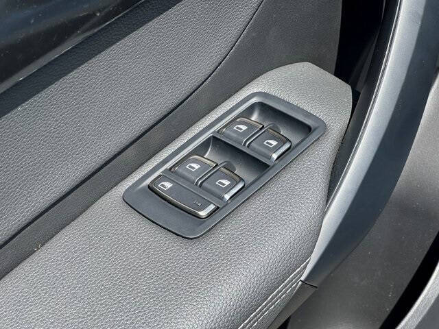 2025 VinFast VF8 Eco