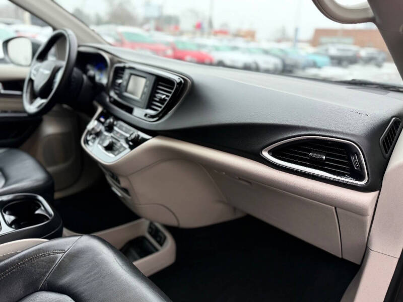 2017 Chrysler Pacifica Touring-L