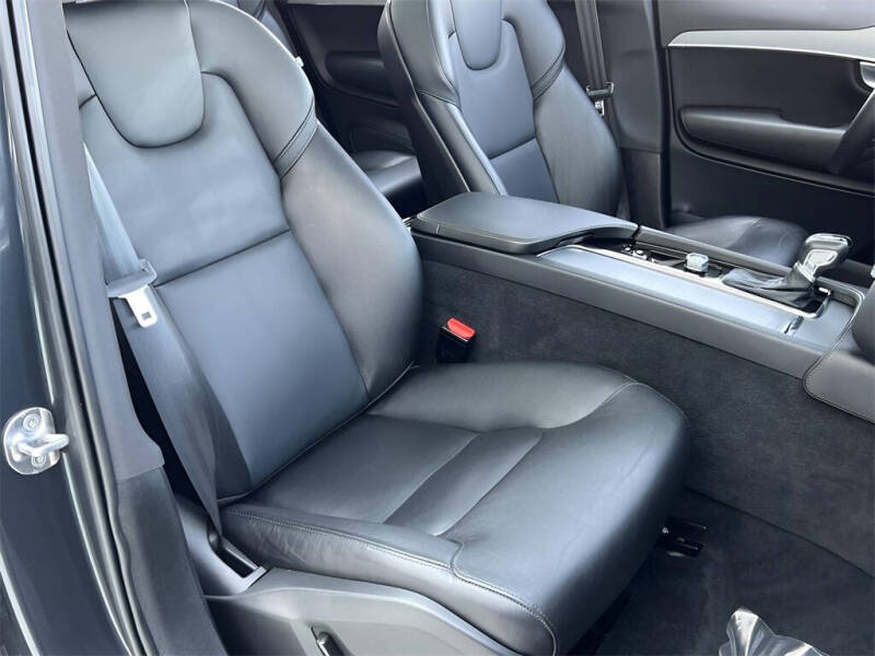 2022 Volvo XC90 T5 Momentum