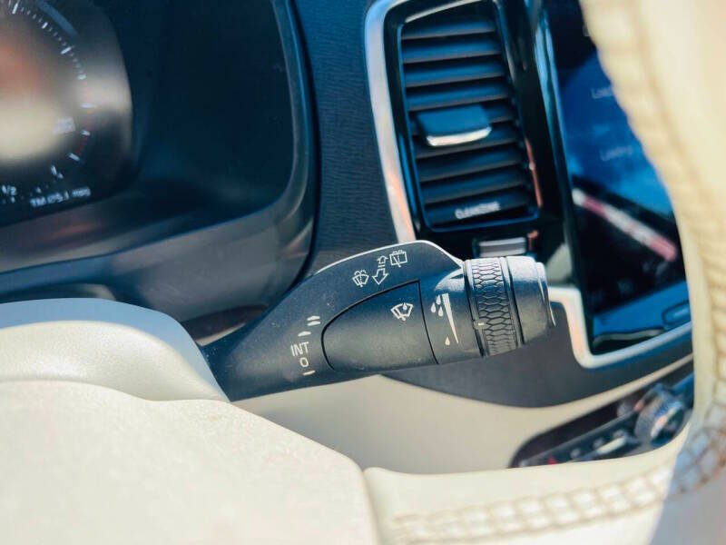 2016 Volvo XC90 T6 Momentum