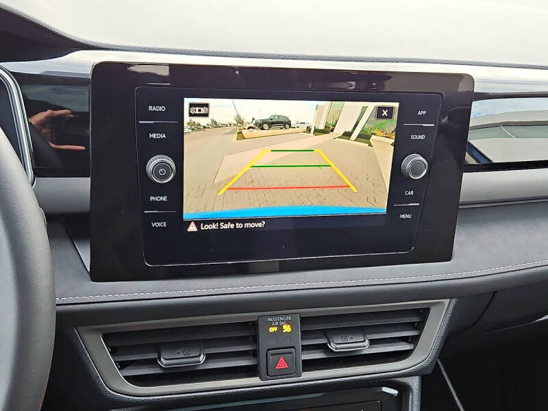 2025 Volkswagen Taos SE Black