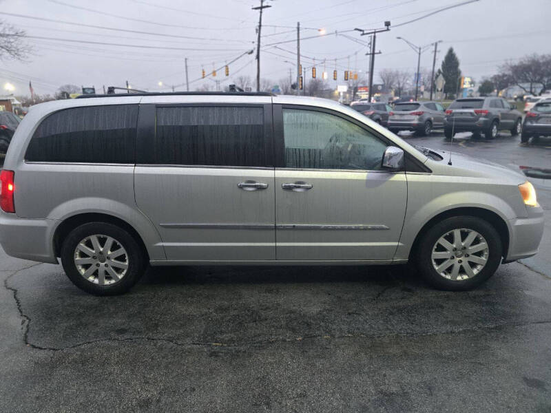 2012 Chrysler Town & Country Touring-L photo 3