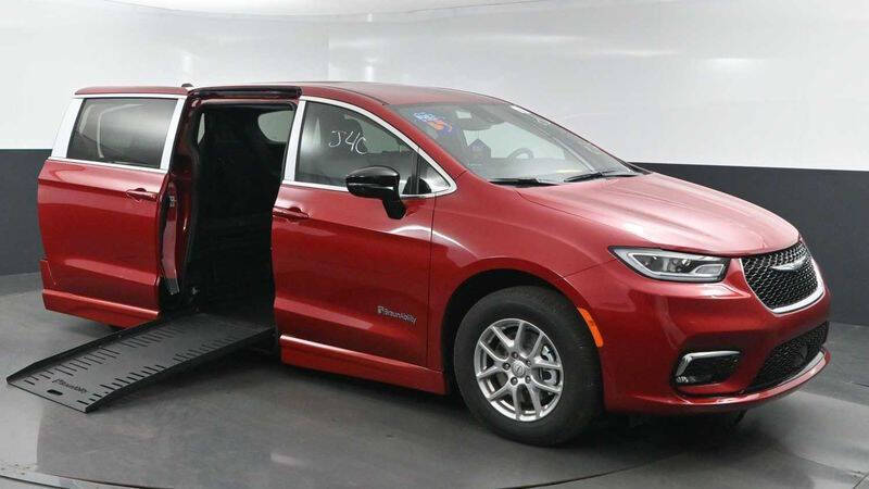 2025 Chrysler Pacifica Select's photo