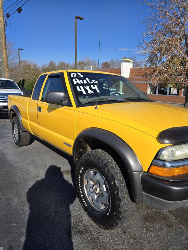 2003 Chevrolet S-10 LS photo 3