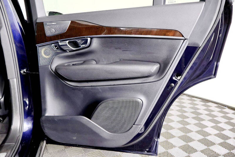 2017 Volvo XC90 T6 Momentum