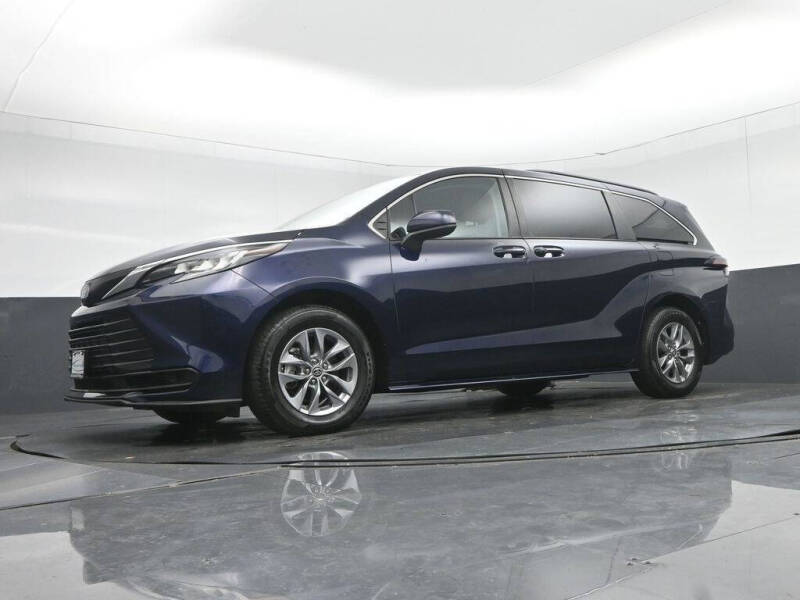 2022 Toyota Sienna LE 8-Passenger