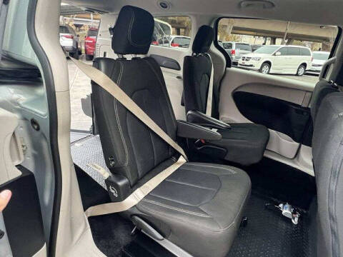 2022 Chrysler Voyager LX