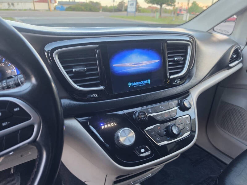 2017 Chrysler Pacifica Touring-L