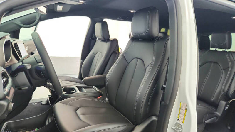 2027 Chrysler Pacifica Select