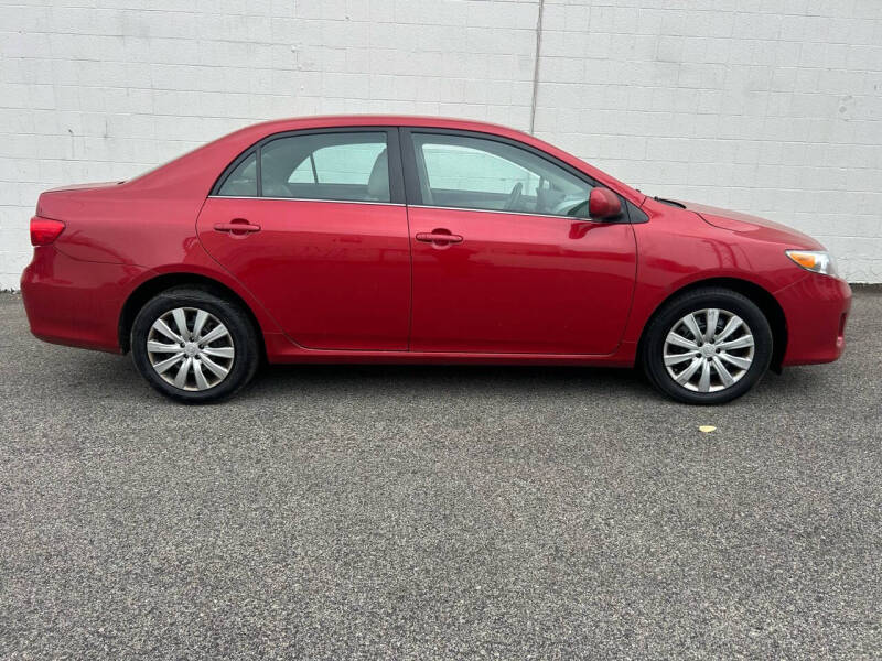 2013 Toyota Corolla LE photo 3