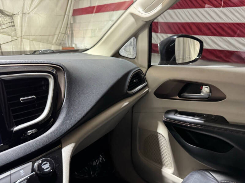 2017 Chrysler Pacifica Touring-L