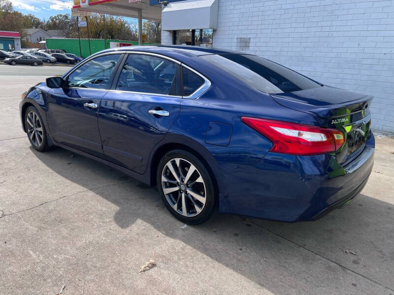 2016 Nissan Altima SR photo 4