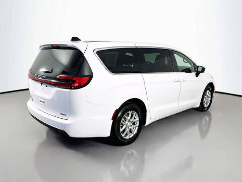 2027 Chrysler Pacifica Select