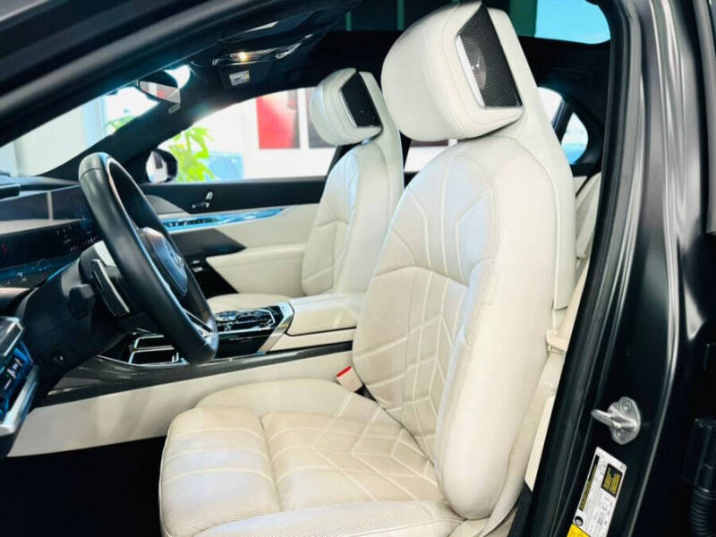 2023 BMW 7 Series 740i