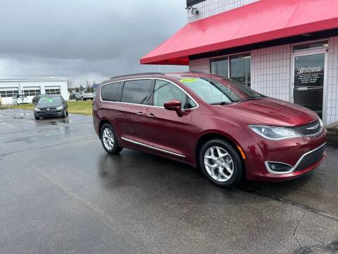 2017 Chrysler Pacifica for sale at Everyone's Financed At Borgman - BORGMAN OF HOLLAND LLC in Holland MI