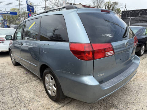 2005 Toyota Sienna LE 7 Passenger