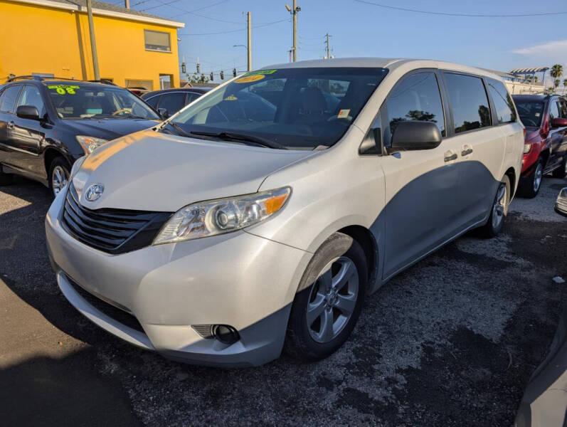 2014 Toyota Sienna L's photo