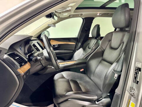 2022 Volvo XC90 T6 Momentum 6-Passenger