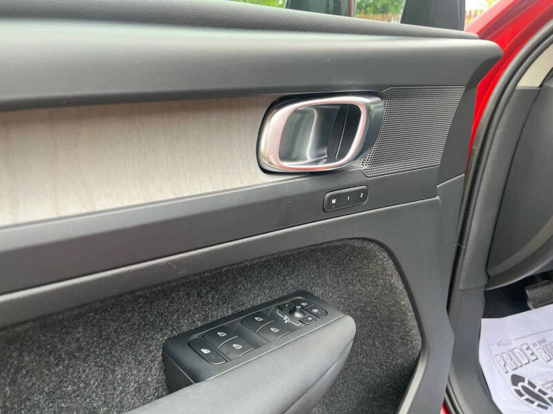 2023 Volvo XC40 B5 Plus Dark Theme